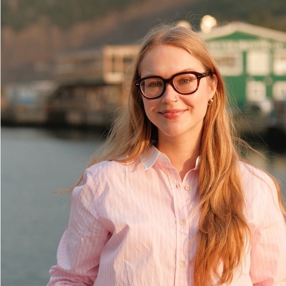 Meet your Posher, Olivia - Picture 1 of 1